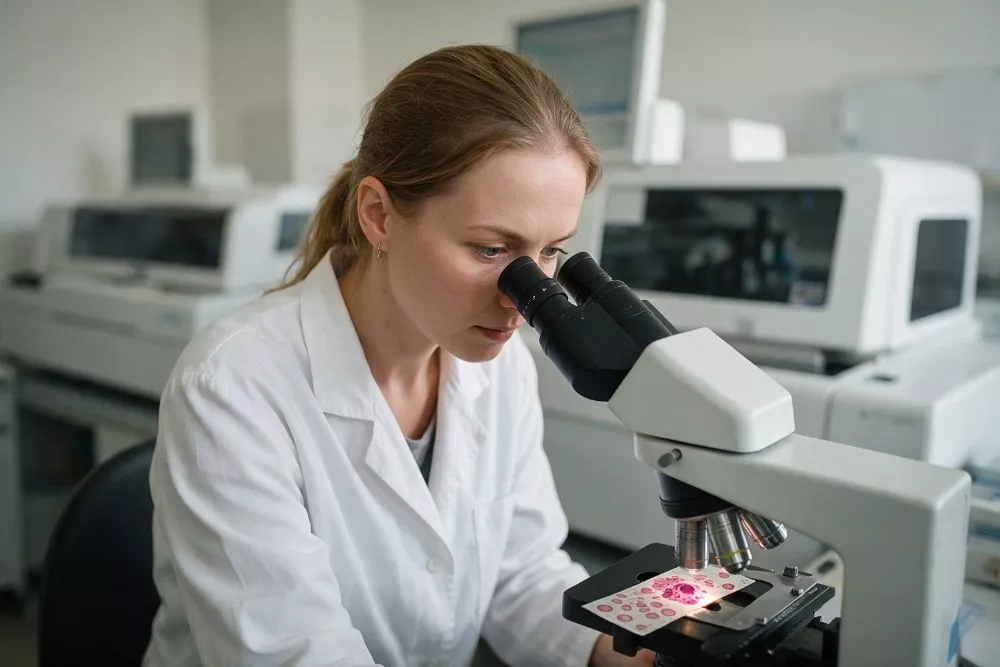 diagnosta-laboratoryjny-specjalista-laboratoryjnej-diagnostyki-medycznej