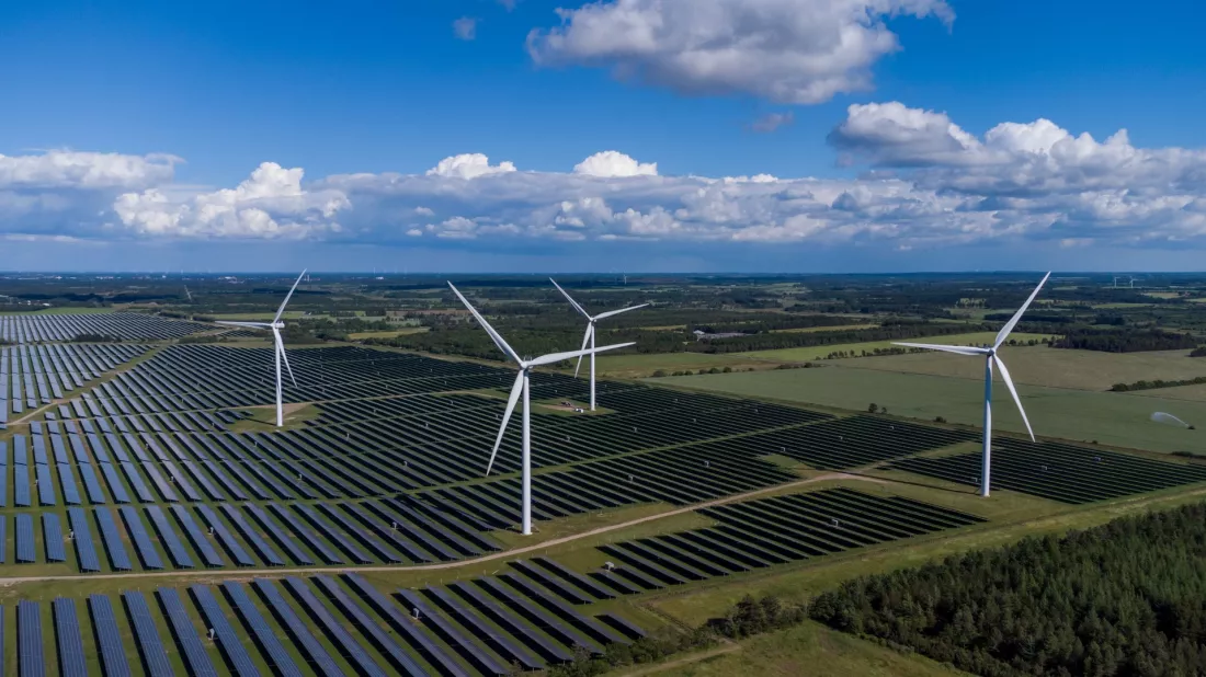 Farma fotowoltaiczna i turbiny wiatrowe w krajobrazie