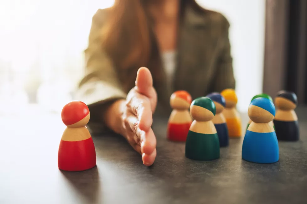 concept-image-business-woman-separate-one-wooden-people-from-group