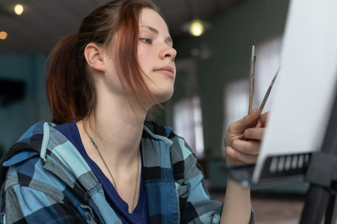 young-teenager-woman-artist-process-painting-with-oil-paints