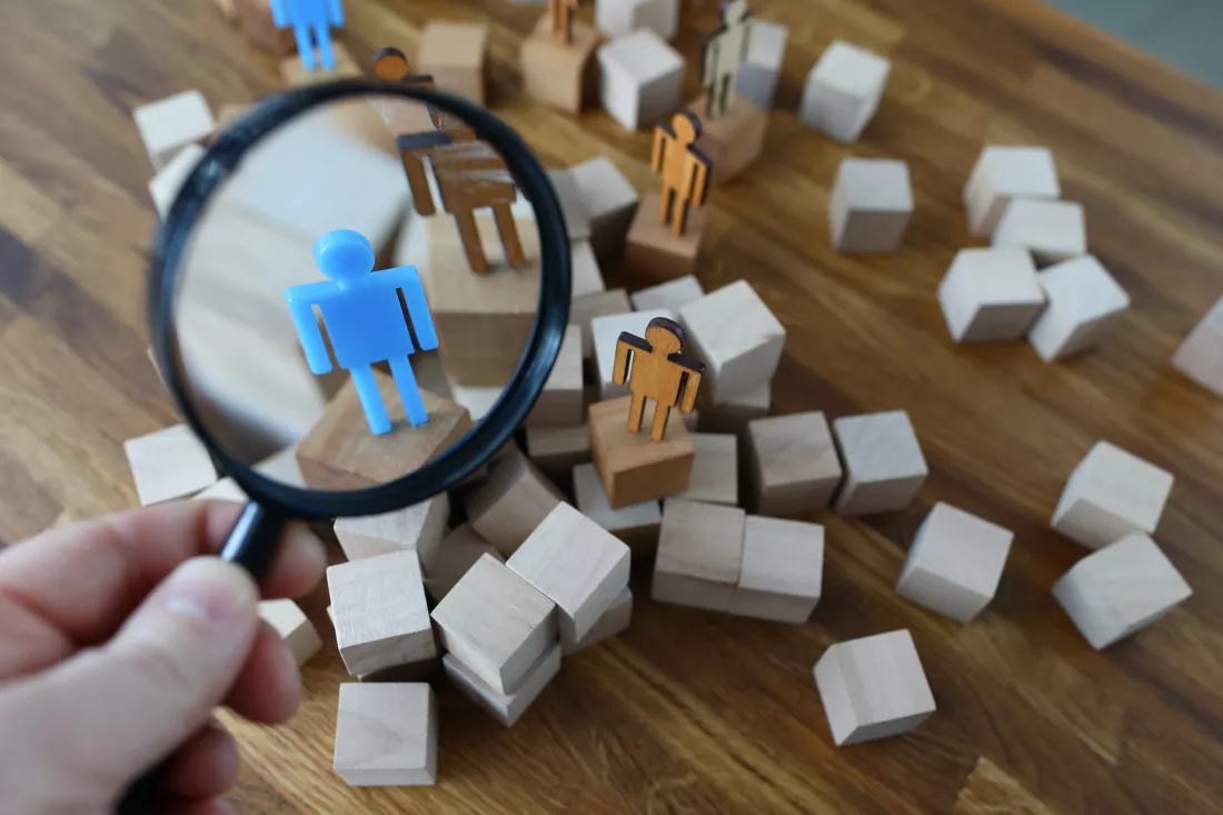 bunch-cubes-miniature-people