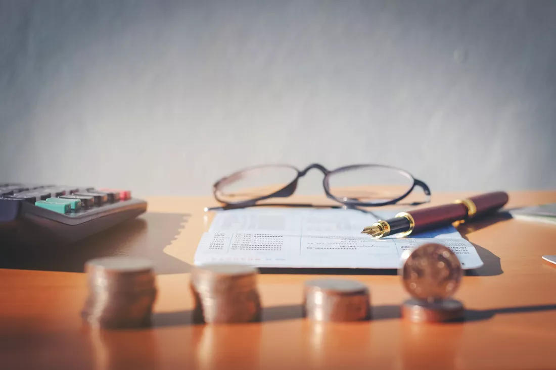 close-up-eyeglasses-with-pen-documents-table
