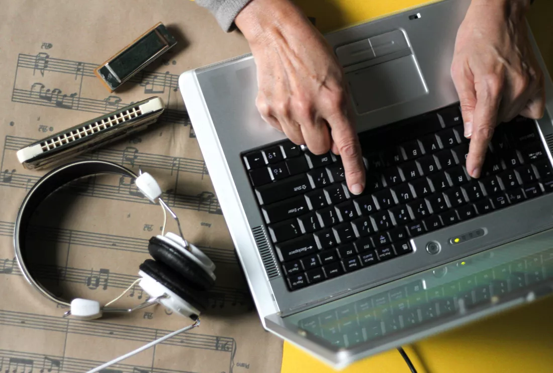 cropped-hands-using-laptop