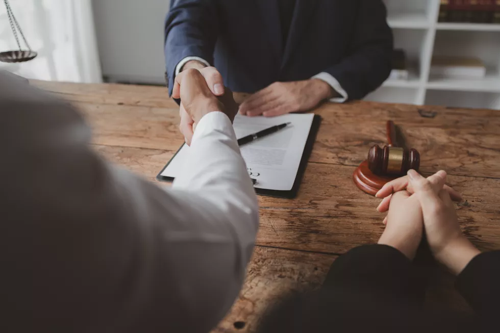 lawyers-give-legal-advice-shake-hands-with-clients-clients-who-are-being-prosecuted-by-other-parties-receive-counseling-fight-cases-with-lawyers-fight-cases-court-transparently