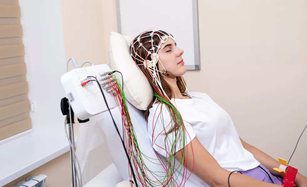 patient-brain-testing-using-encephalography-medical-center