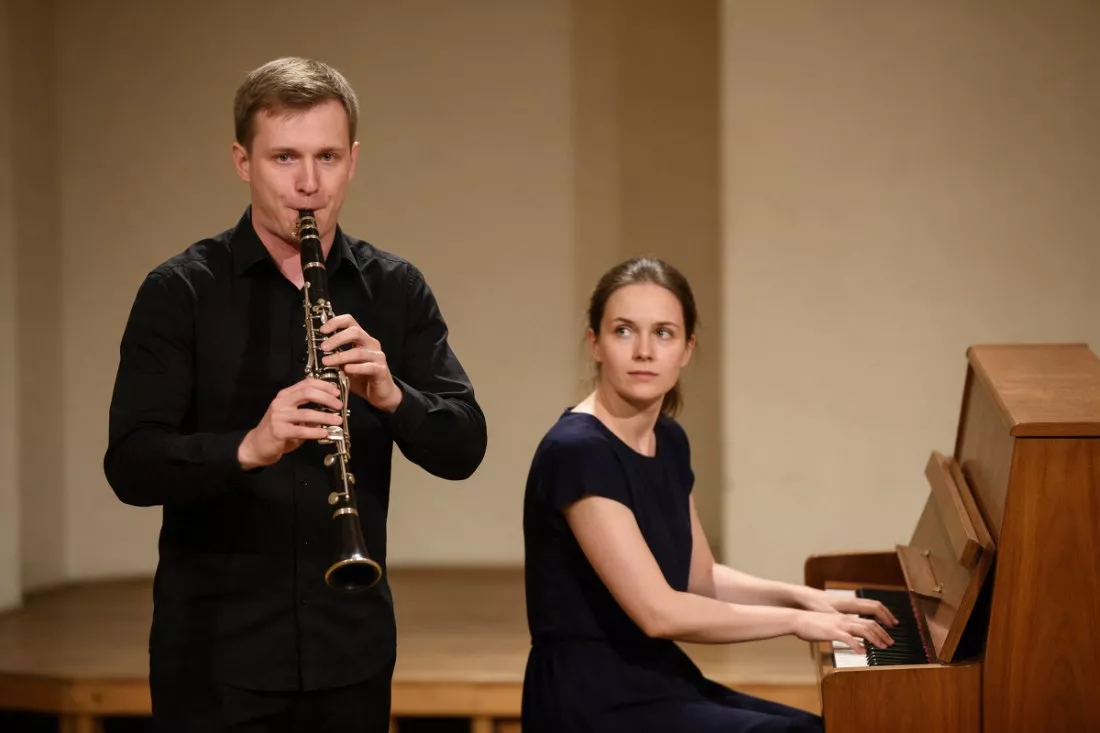 klarnecista i pianistka grają w duecie