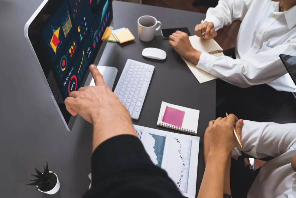 data-analysts-team-office-worker-collaborate-bi-dashboard-prudent