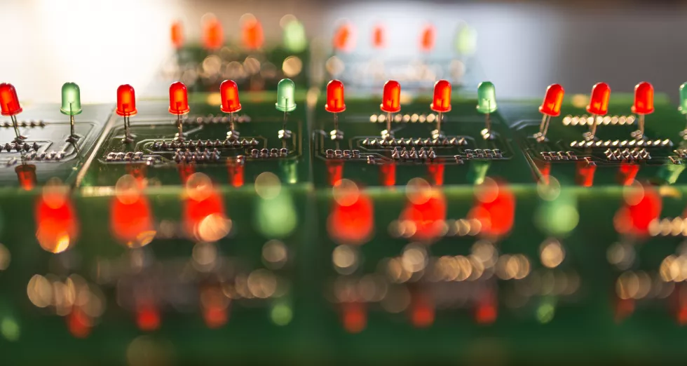 close-up-panel-with-red-green-light-bulbs