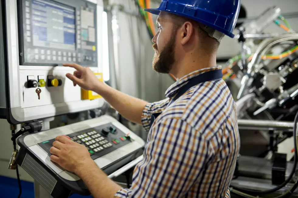 worker-using-machines